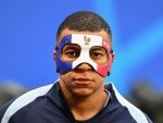mbappe-mang-khau-trang-bao-ho.jpg